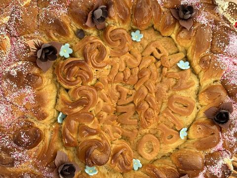 Colac mare, împletit, decorat cu flori din aluat și zahăr colorat