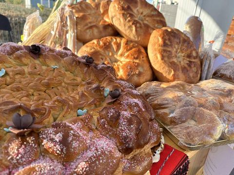 Colaci împletiți decorați și pâini rotunde crestate, coapte în brutăria Pandipo