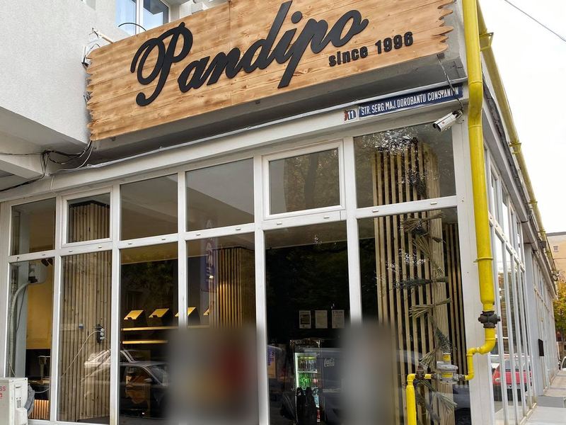 Fațada magazinului Pandipo Progresu, cu firma din lemn „Pandipo since 1996” deasupra vitrinelor, pe Str. Sergent Major Dorobanțu Constantin, Slatina
